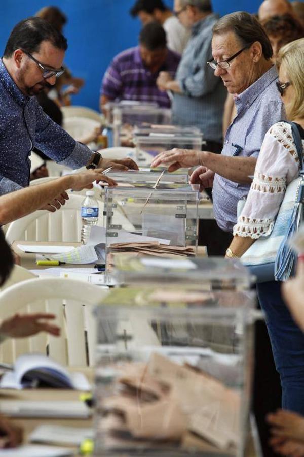 Los ciudadanos de Alicante ejercen su derecho al voto