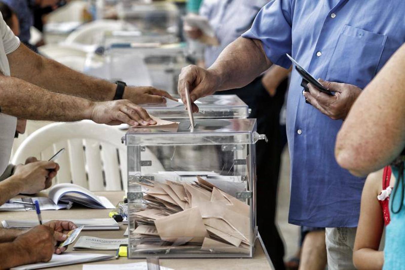 Los ciudadanos de Alicante ejercen su derecho al voto