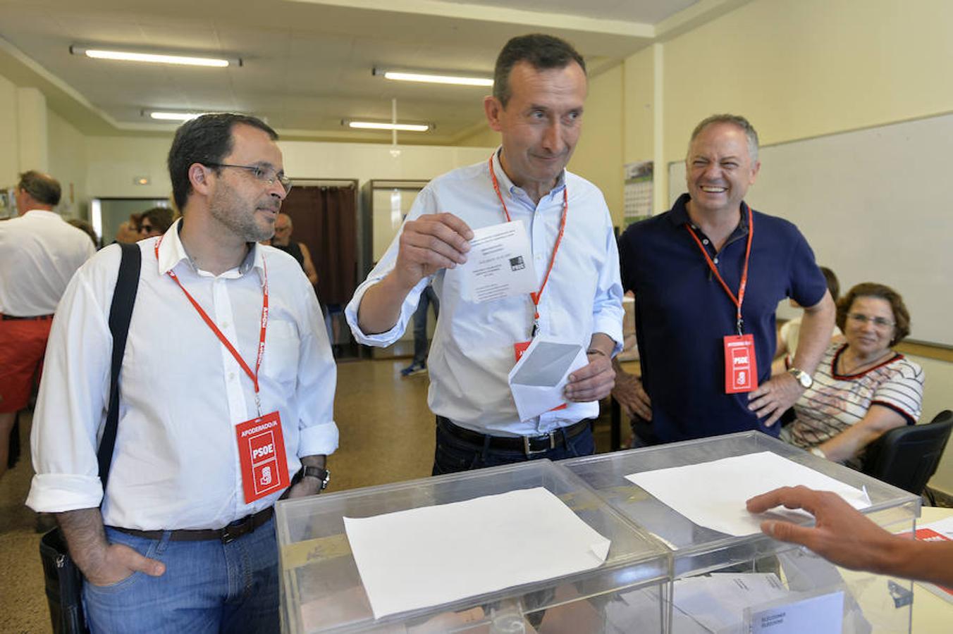 Los ciudadanos de Alicante ejercen su derecho al voto