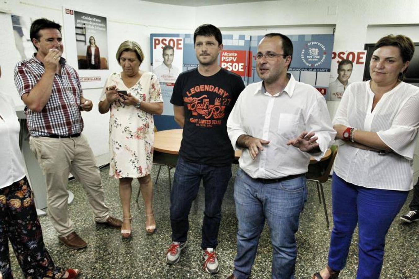 Las mejores imágenes de la resaca electoral en la sede del PSOE en Alicante