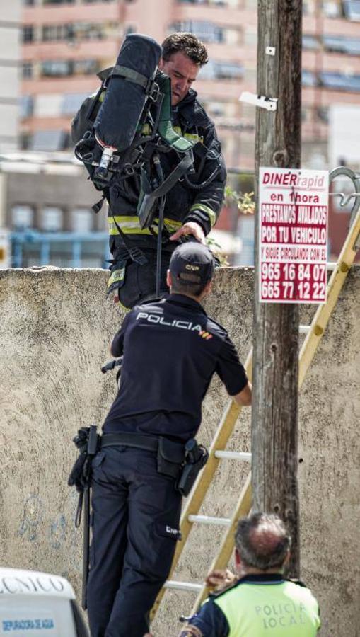 Los bomberos trabajan para extinguir un incendio en una nave abandonada