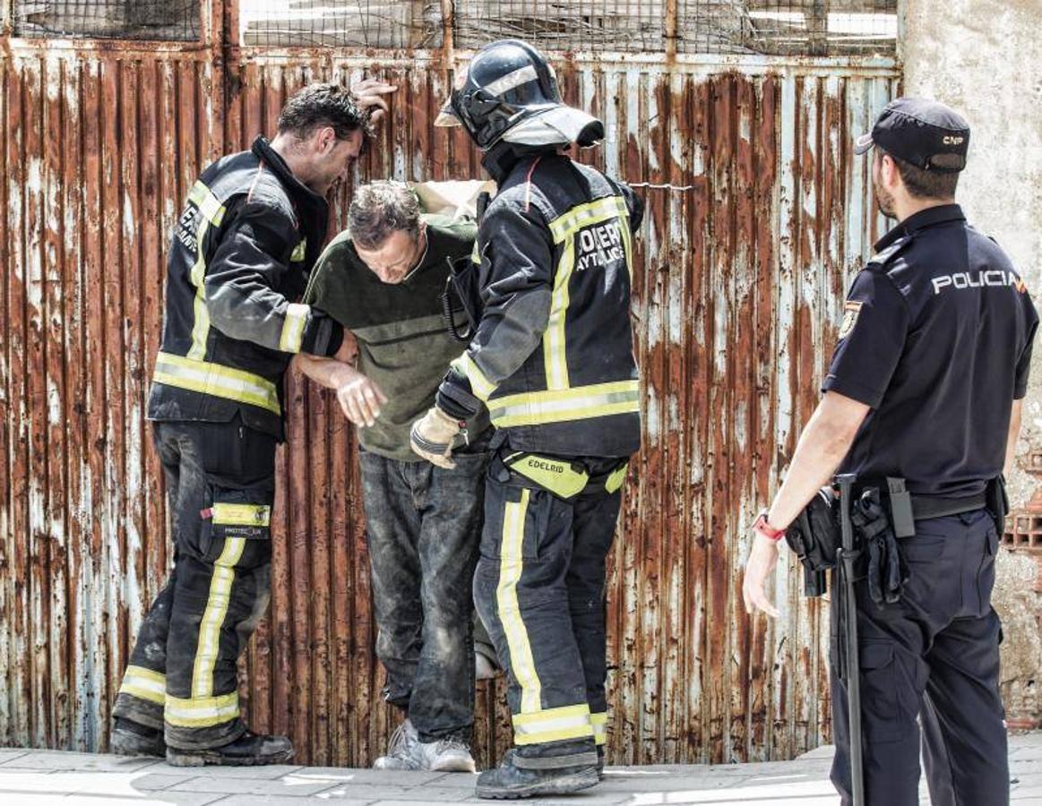 Los bomberos trabajan para extinguir un incendio en una nave abandonada