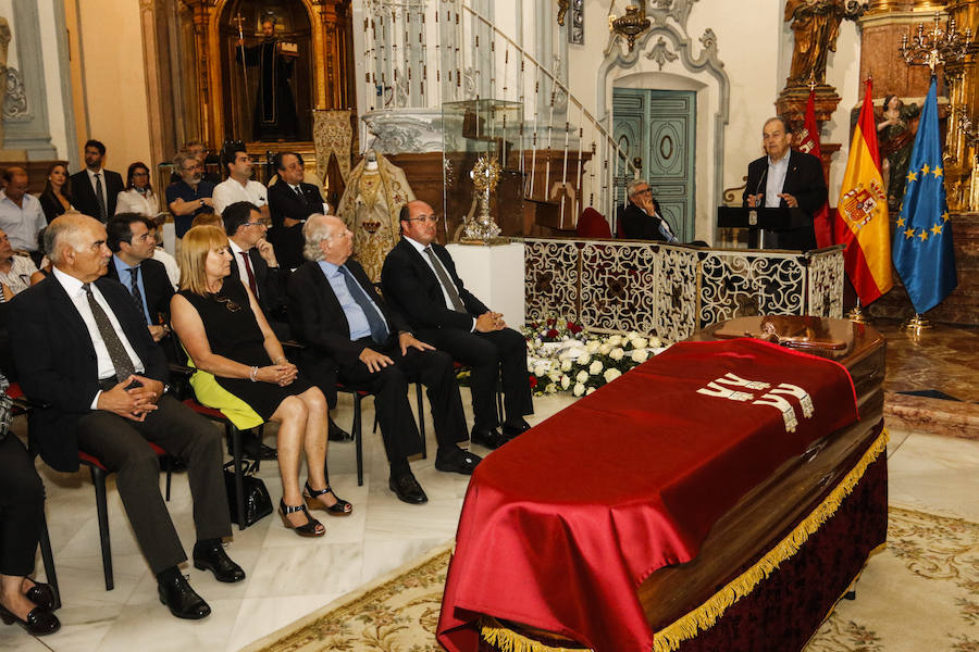 Cientos de personas dan su último adiós a Hernández Ros