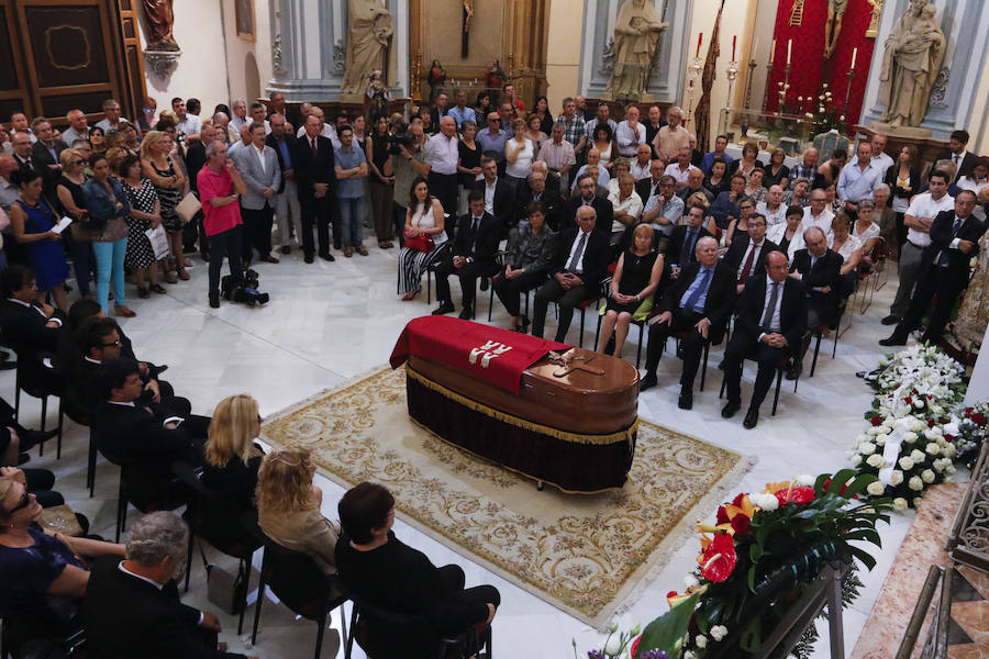 Cientos de personas dan su último adiós a Hernández Ros