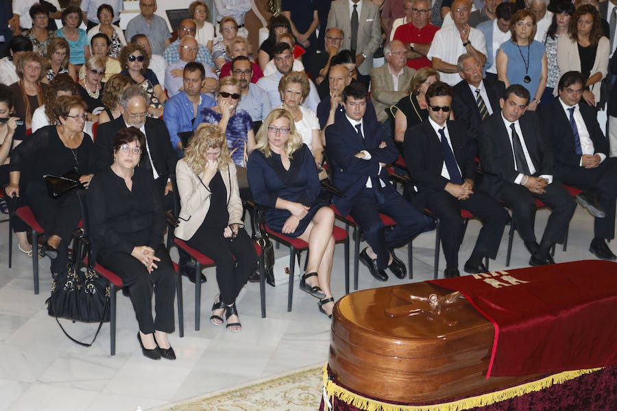 Cientos de personas dan su último adiós a Hernández Ros