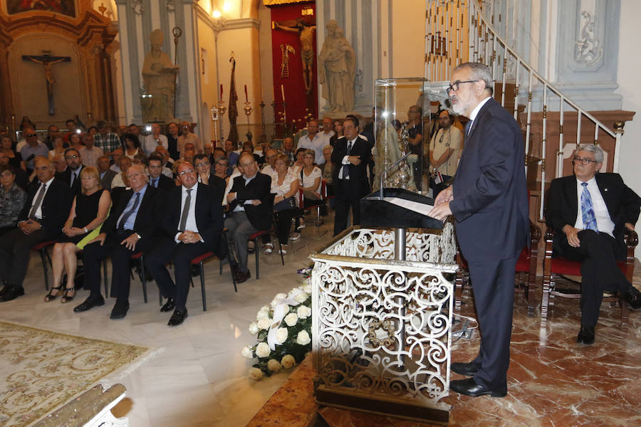 Cientos de personas dan su último adiós a Hernández Ros