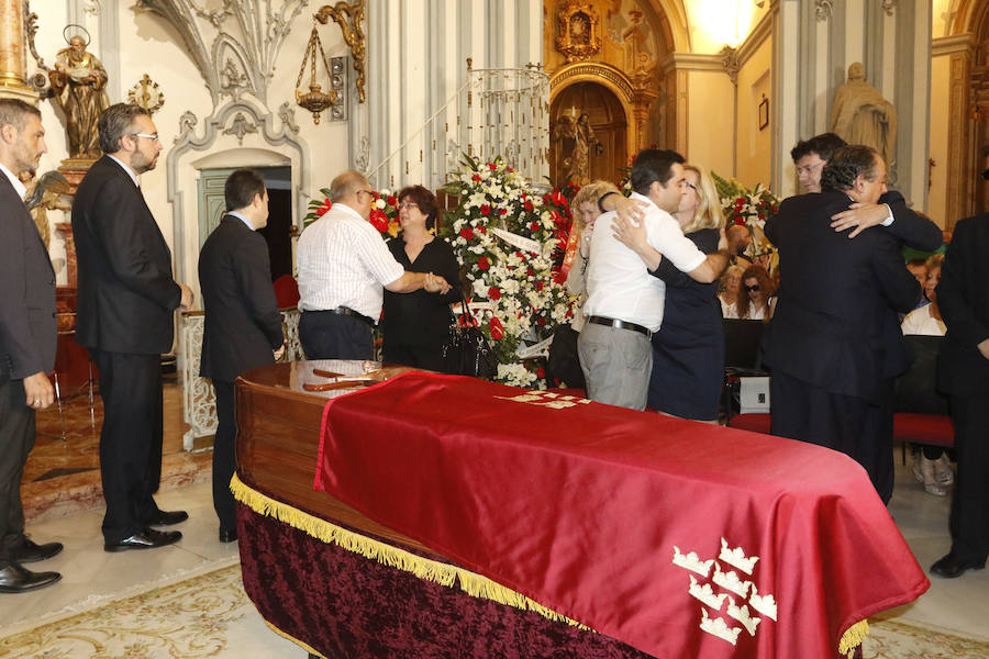 Cientos de personas dan su último adiós a Hernández Ros