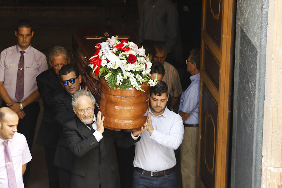 Cientos de personas dan su último adiós a Hernández Ros