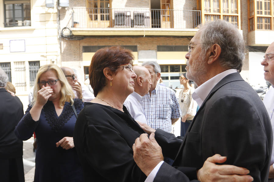 Cientos de personas dan su último adiós a Hernández Ros