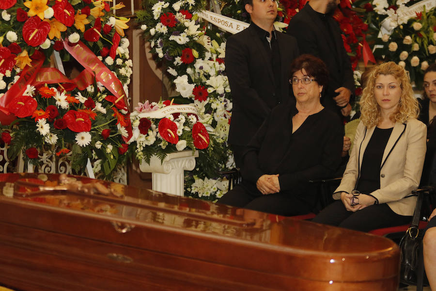 Cientos de personas dan su último adiós a Hernández Ros