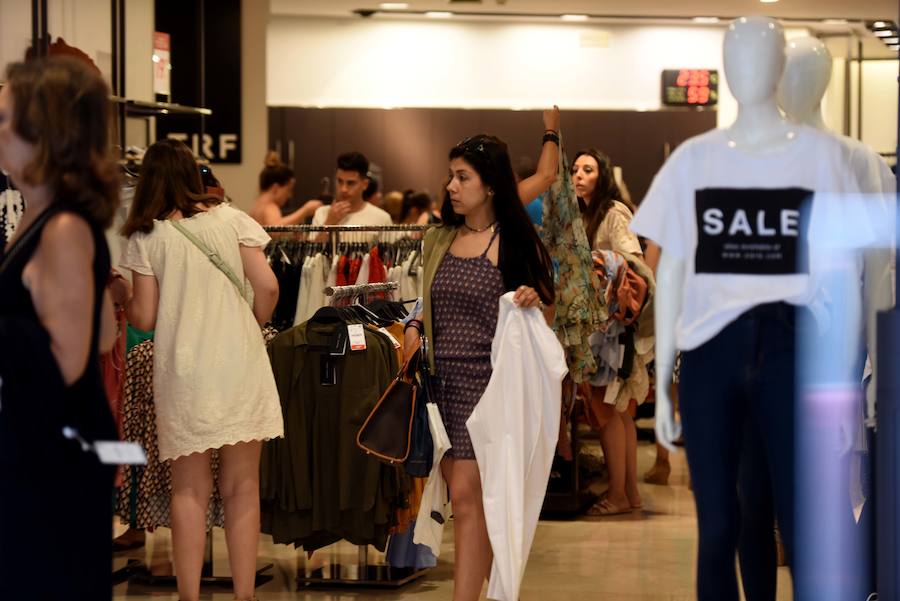 El intenso calor resta clientes a las tiendas en el primer día de rebajas
