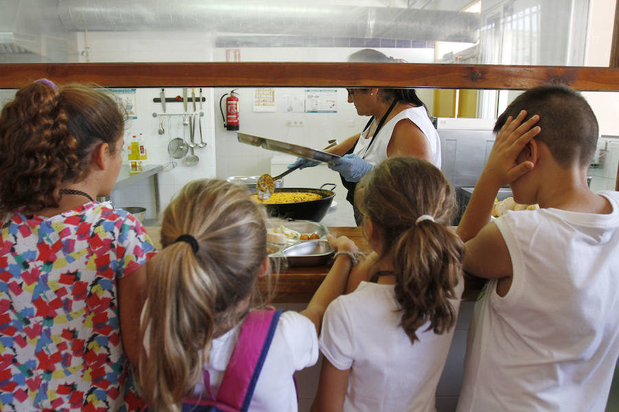 Las escuelas de verano con comedor permiten a 570 niños aprender, jugar y recibir una buena alimentación en once colegios.