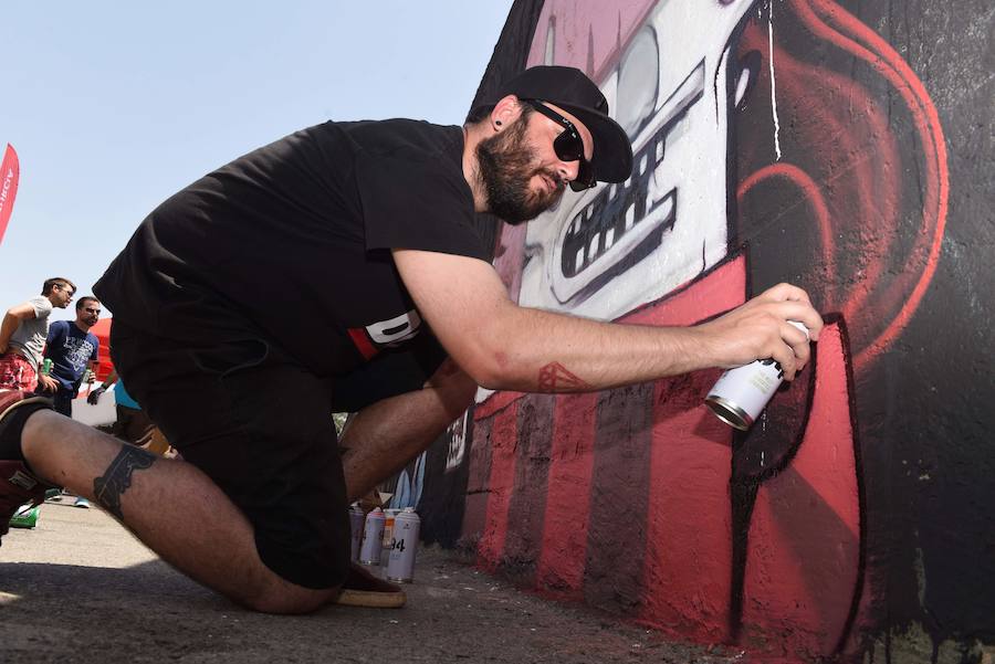 Una veintena de grafiteros decoran las antiguas cocheras de Latbus