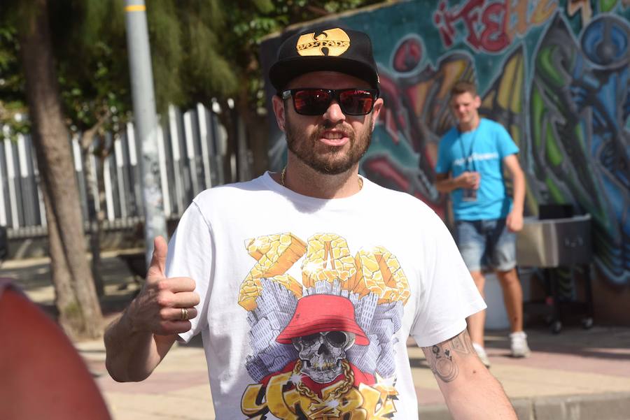 Una veintena de grafiteros decoran las antiguas cocheras de Latbus