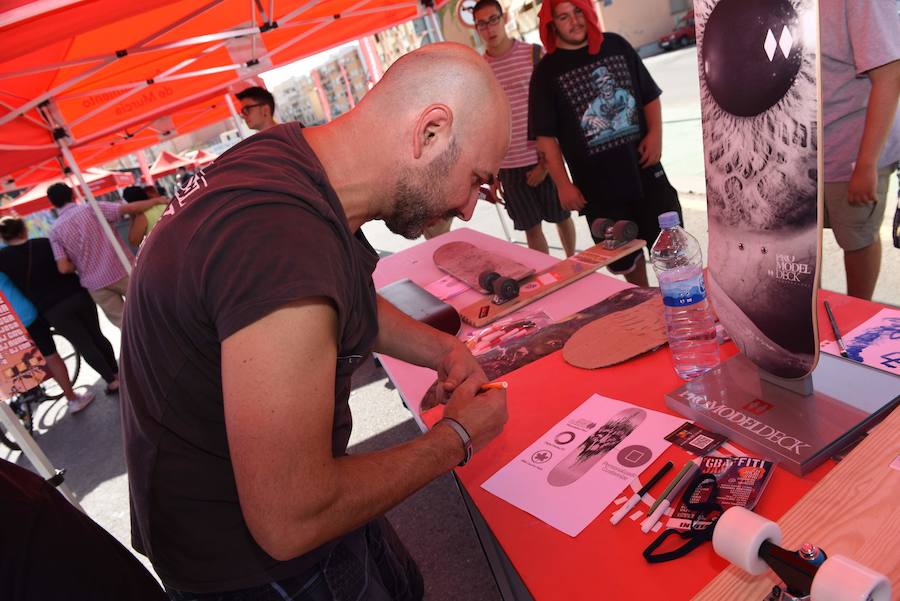 Una veintena de grafiteros decoran las antiguas cocheras de Latbus