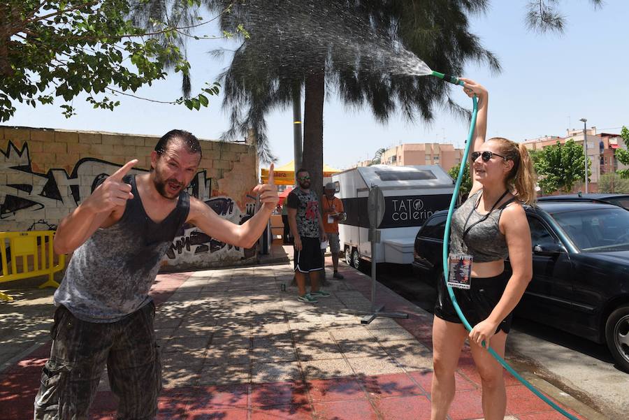 Una veintena de grafiteros decoran las antiguas cocheras de Latbus
