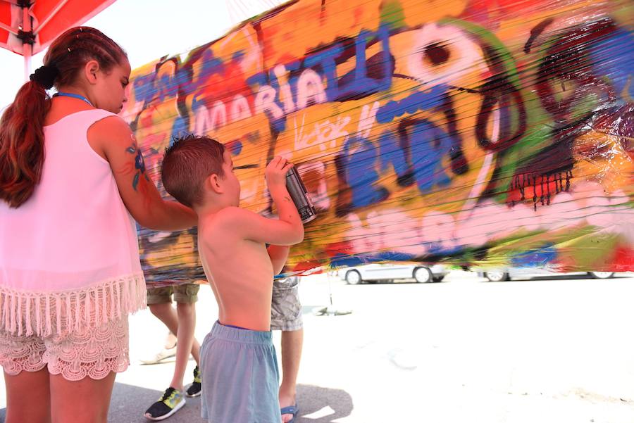 Una veintena de grafiteros decoran las antiguas cocheras de Latbus