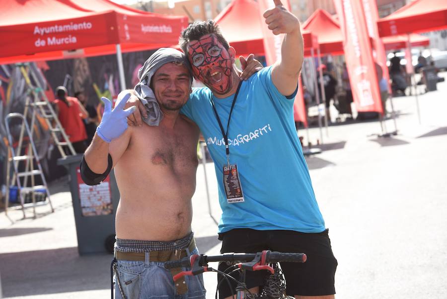 Una veintena de grafiteros decoran las antiguas cocheras de Latbus