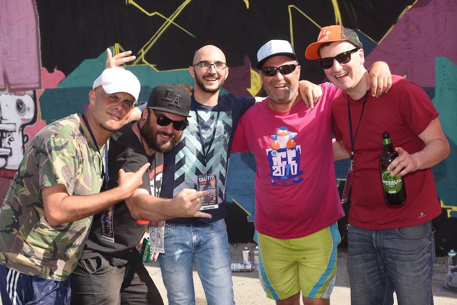 Una veintena de grafiteros decoran las antiguas cocheras de Latbus