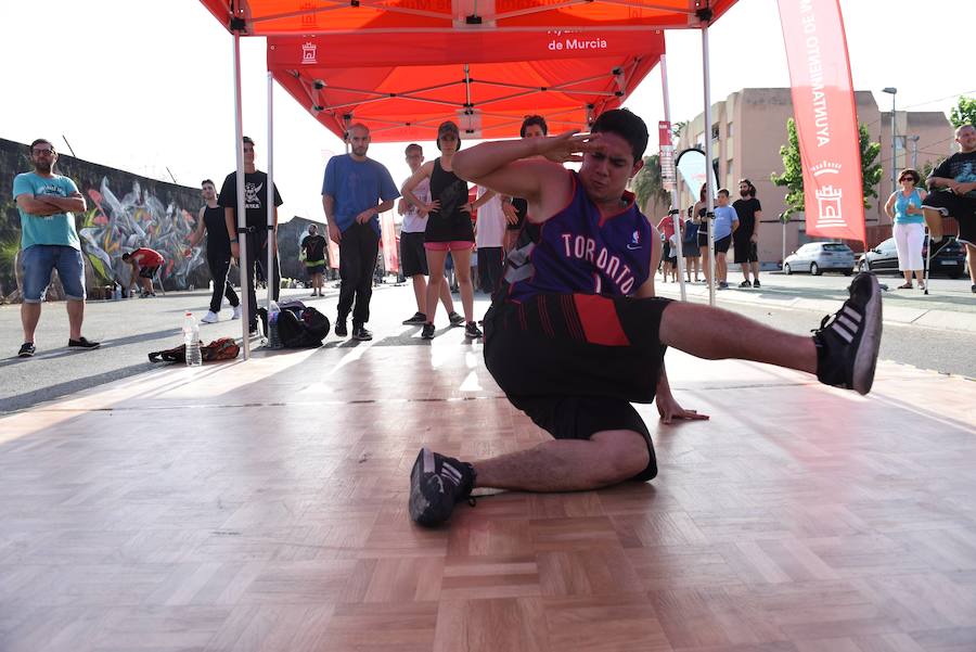 Una veintena de grafiteros decoran las antiguas cocheras de Latbus