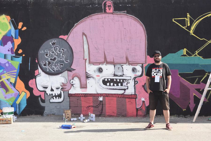 Una veintena de grafiteros decoran las antiguas cocheras de Latbus