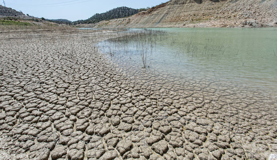 Sequía en el pantano del Amadorio, en Villajoyosa