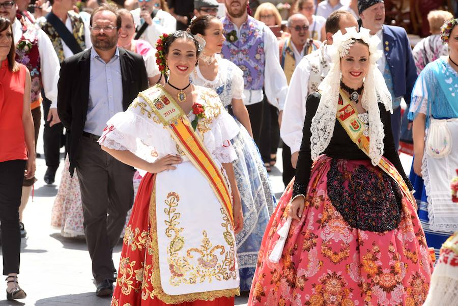 Elda deslumbra con sus falleras