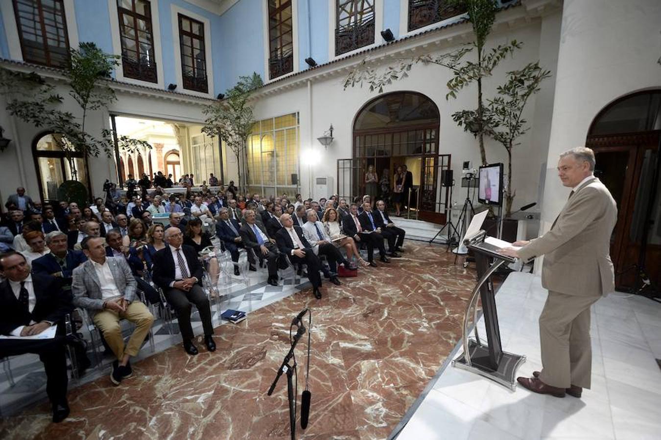 El embajador británico en España asiste al Foro Nueva Murcia