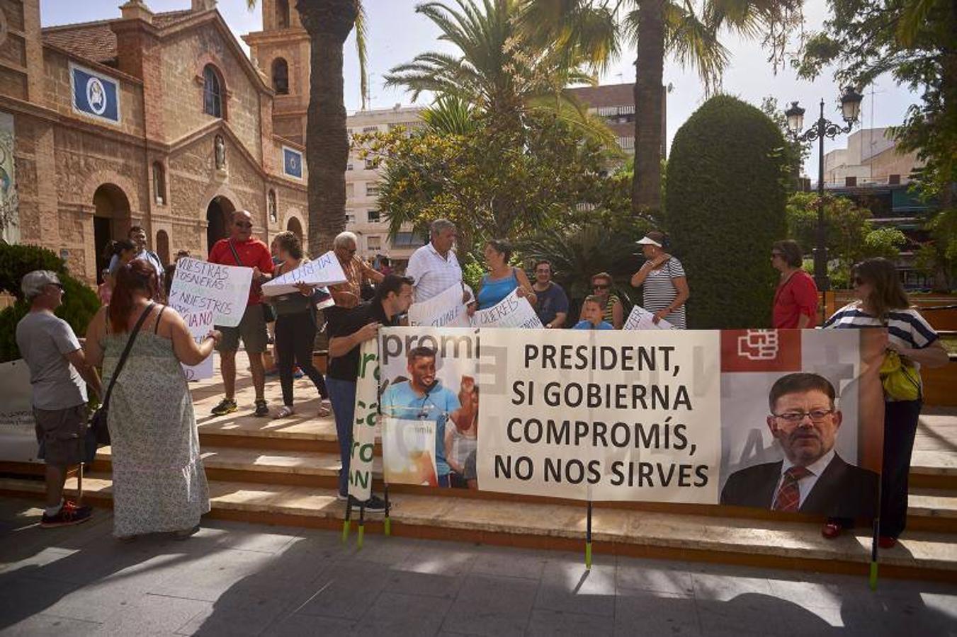 Protestas contra el Consell por imponer el valenciano en Torrevieja