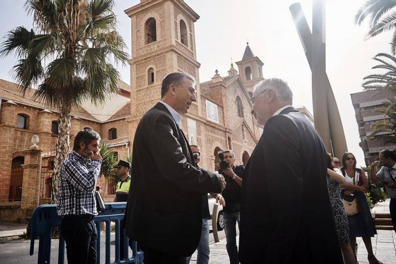 Protestas contra el Consell por imponer el valenciano en Torrevieja