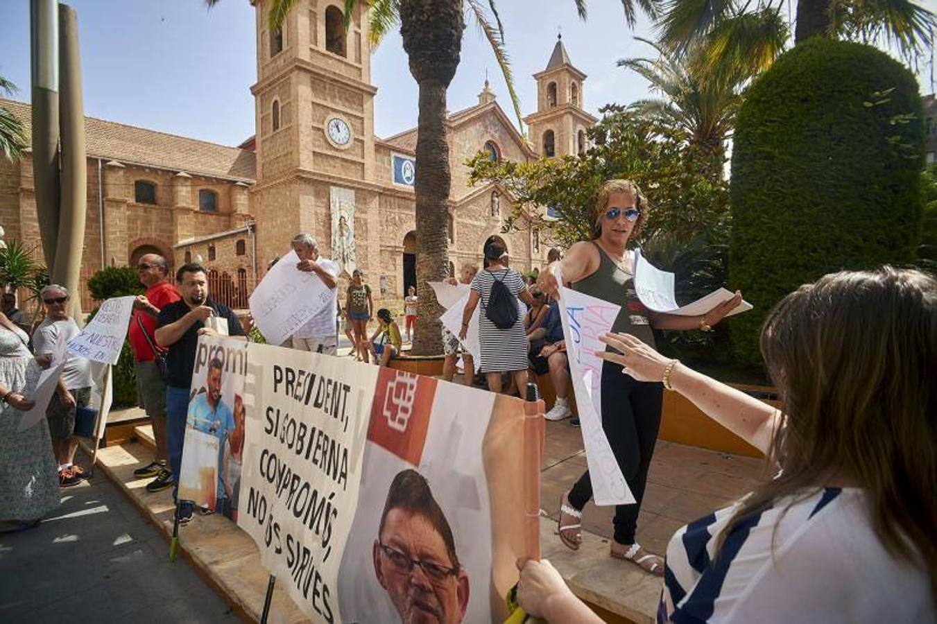 Protestas contra el Consell por imponer el valenciano en Torrevieja