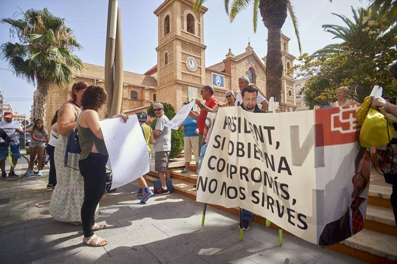 Protestas contra el Consell por imponer el valenciano en Torrevieja