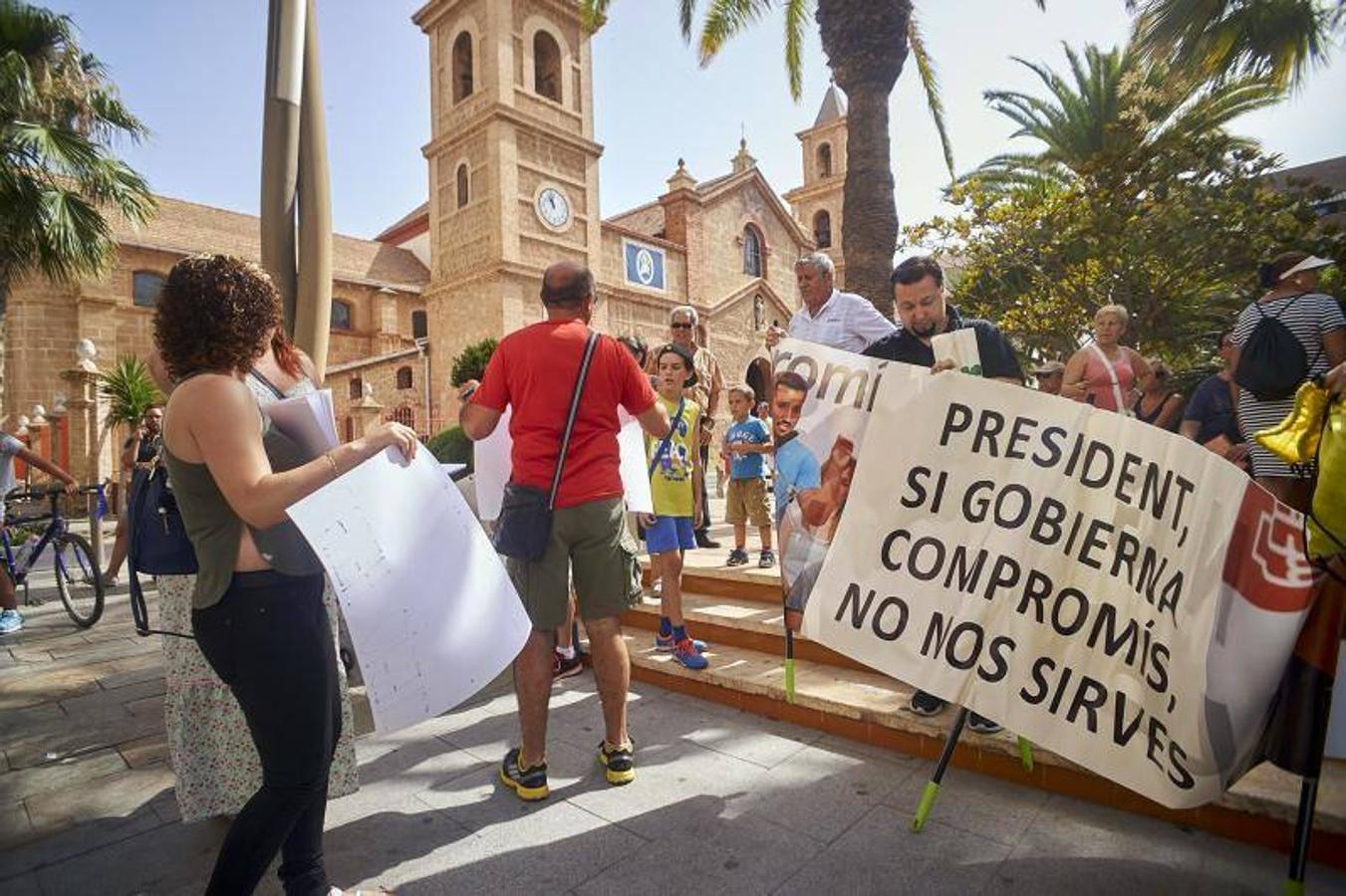 Protestas contra el Consell por imponer el valenciano en Torrevieja