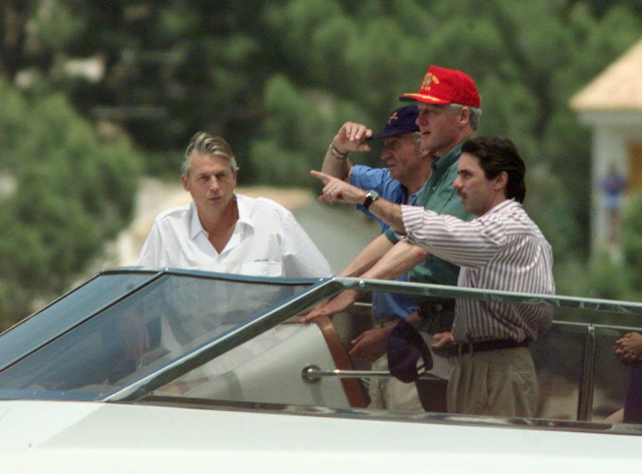Bill Clinton navega por las aguas de Mallorca en compañía del rey Juan Carlos I y del presidente Aznar.