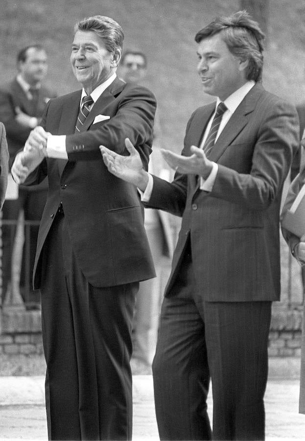 Ronald Reagan y Felipe González se reunieron en 1985, un año antes de que los españoles dijeran "sí" en el referéndum sobre la entrada en la OTAN.