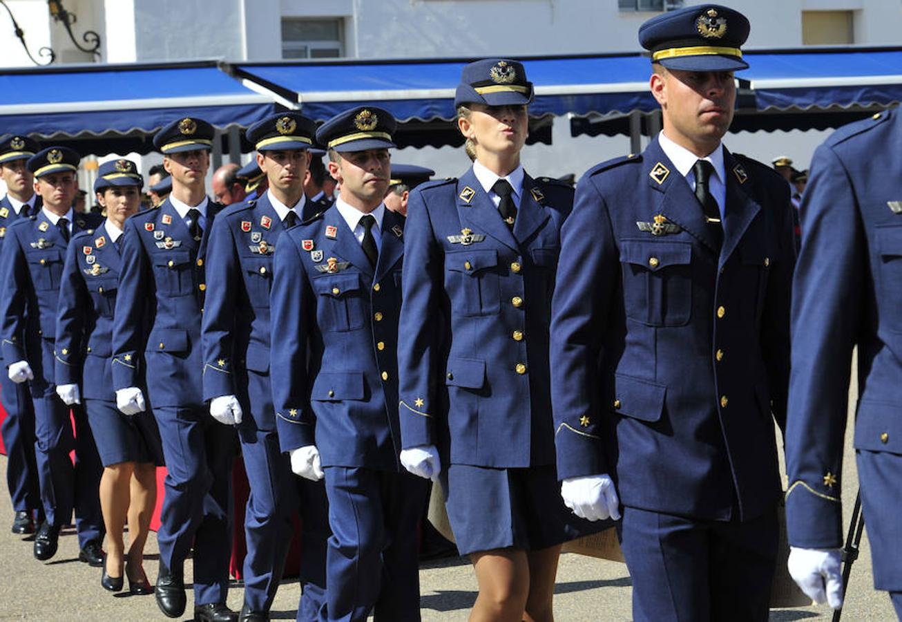Entrega de despachos a los nuevos oficiales del Ejército del Aire