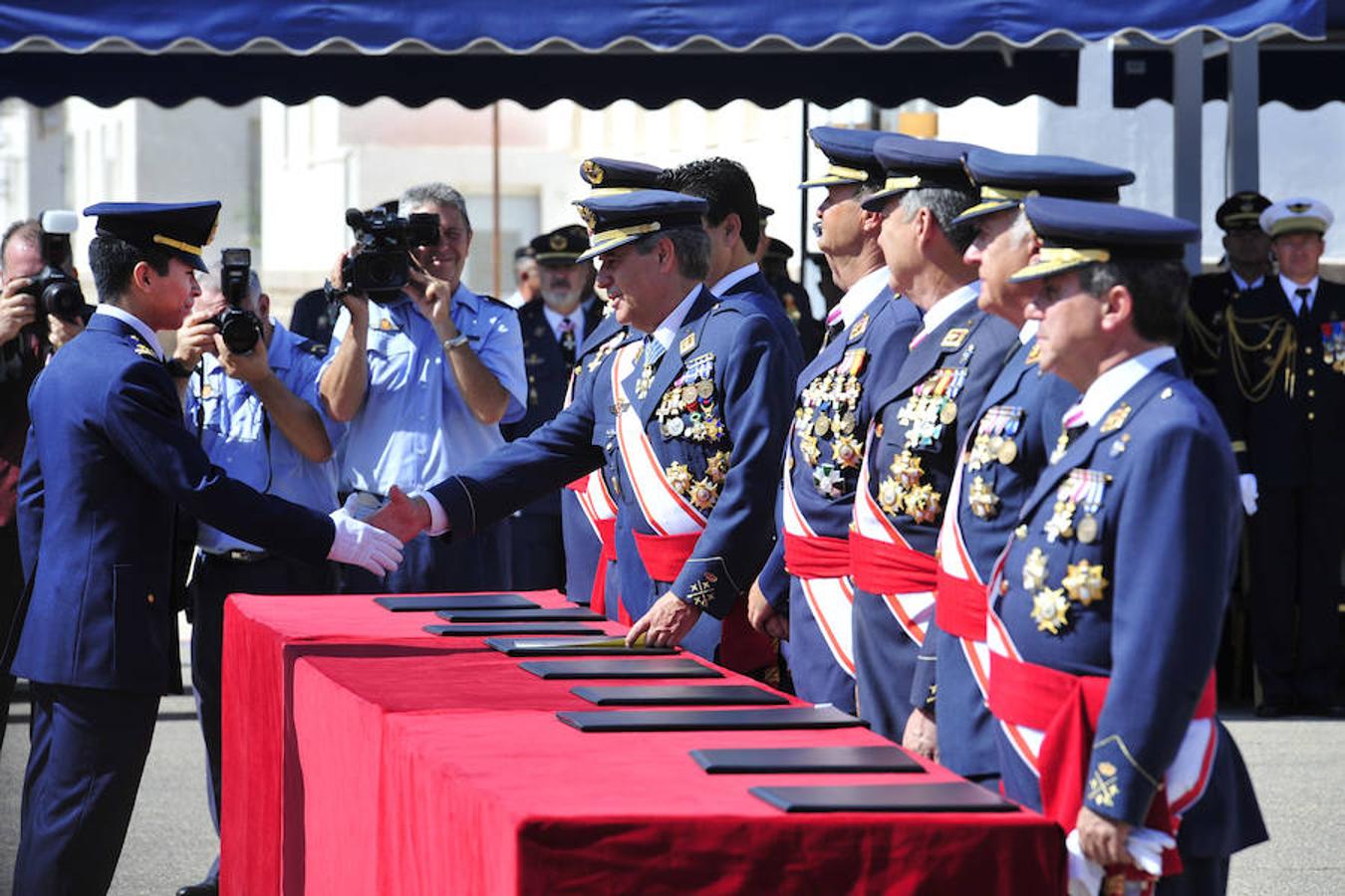 Entrega de despachos a los nuevos oficiales del Ejército del Aire