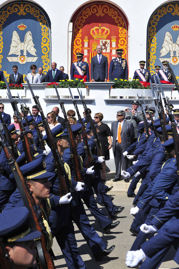 Entrega de despachos a los nuevos oficiales del Ejército del Aire