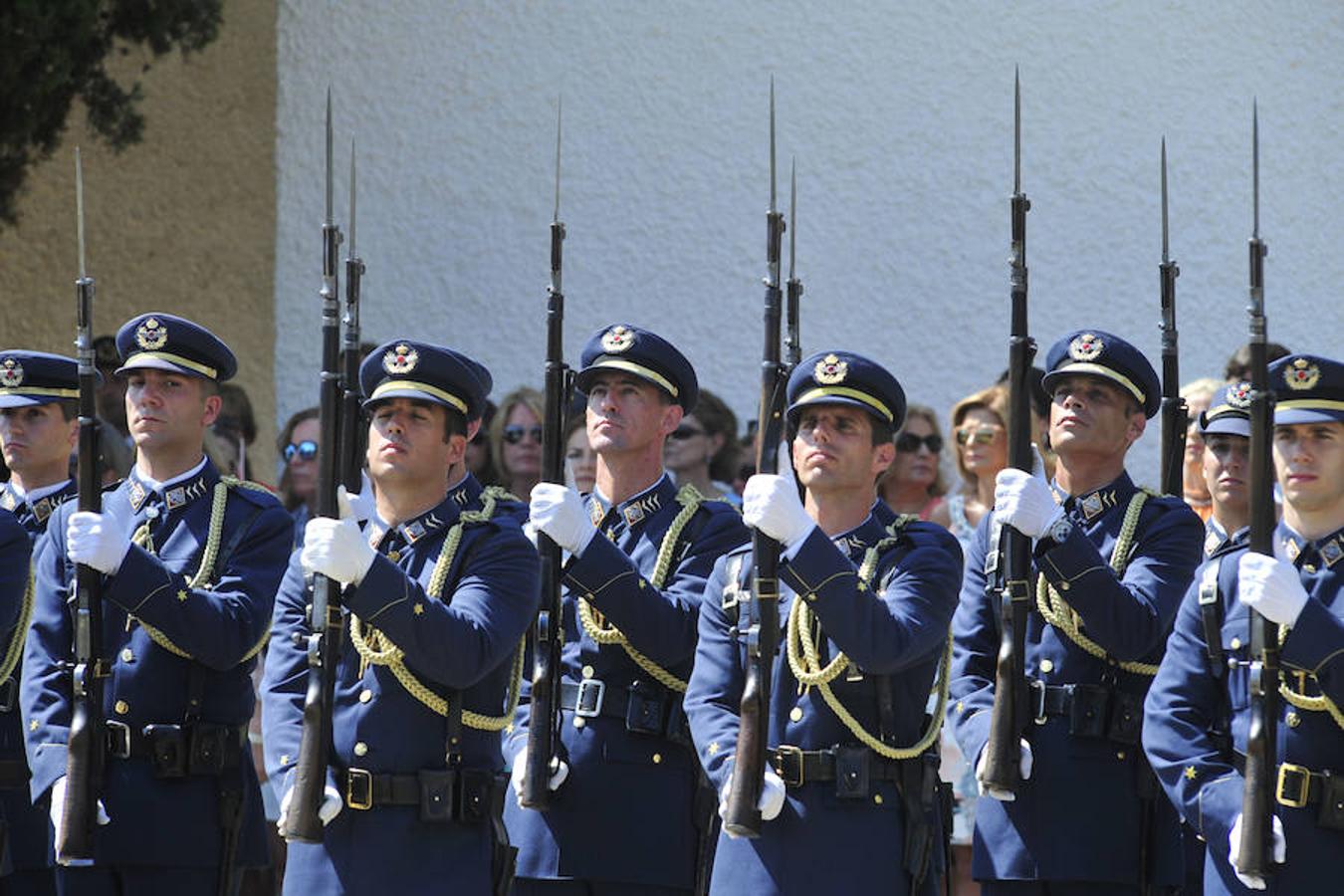 Entrega de despachos a los nuevos oficiales del Ejército del Aire