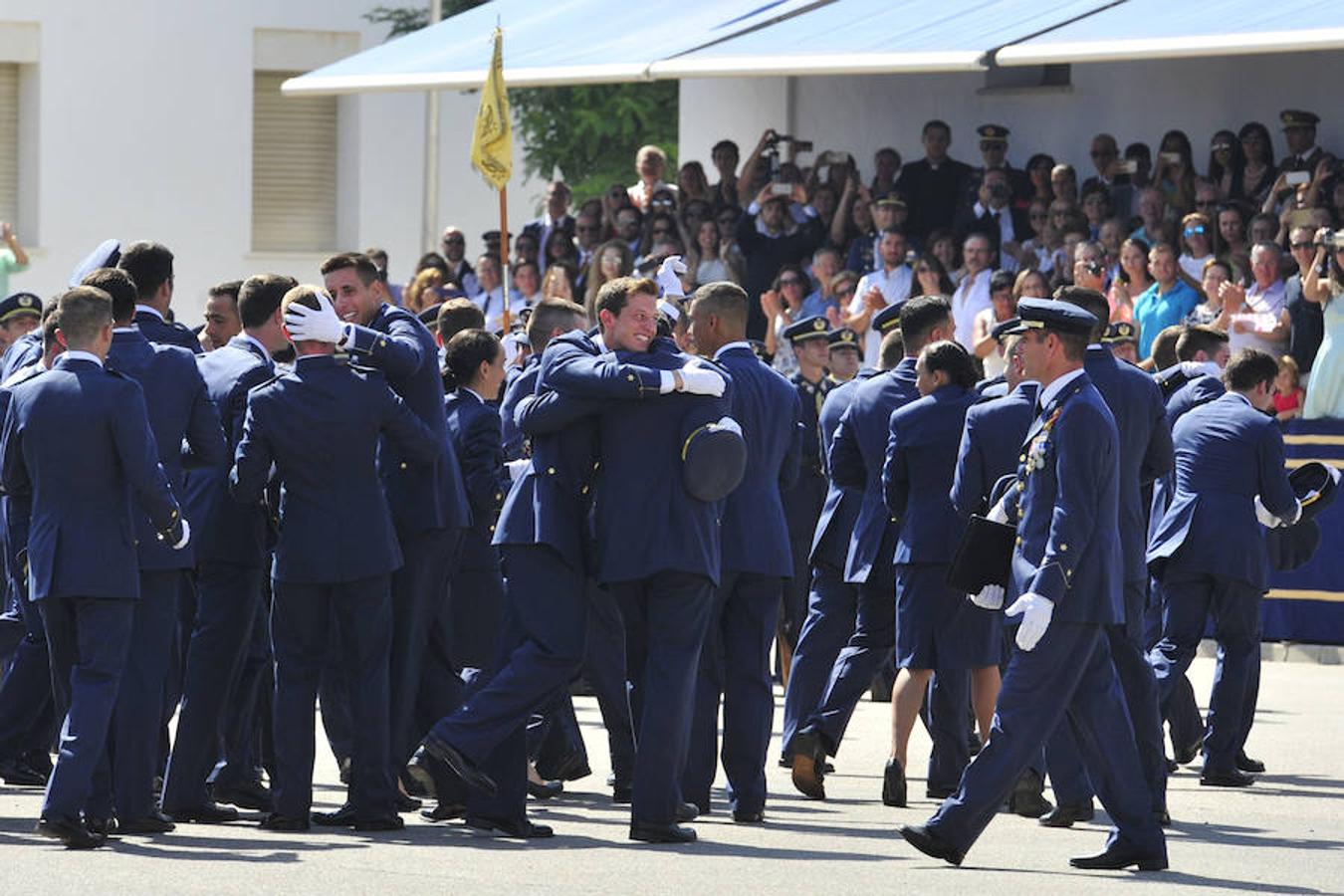 Entrega de despachos a los nuevos oficiales del Ejército del Aire