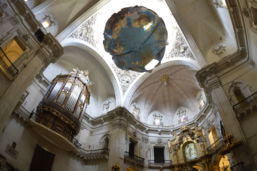 Instalan la lona del cielo en la basílica de Santa Maria de Elche