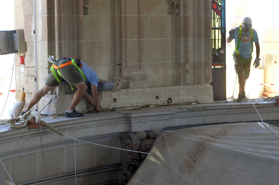 Instalan la lona del cielo en la basílica de Santa Maria de Elche