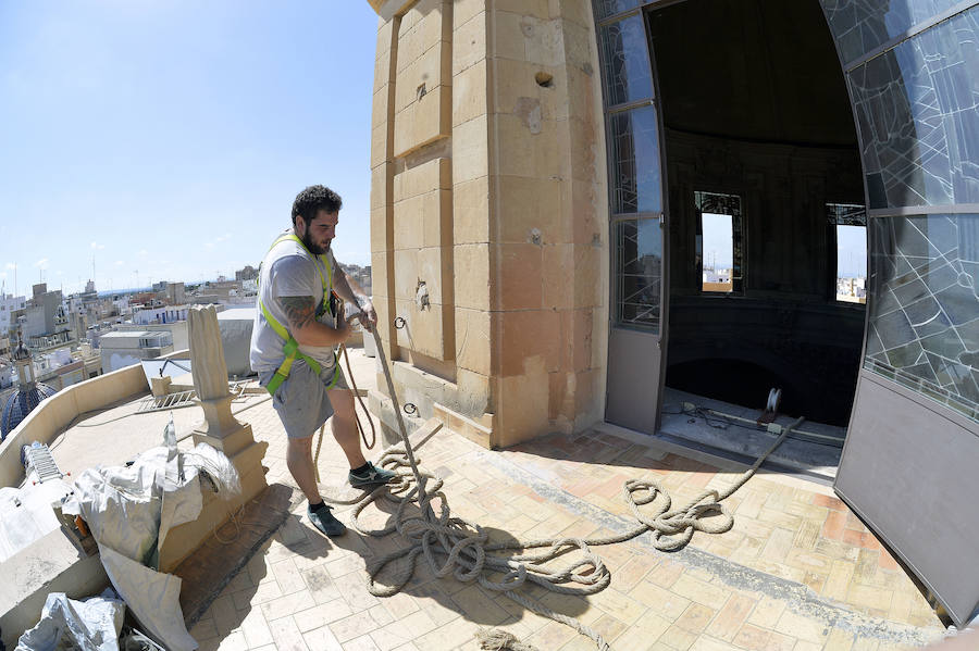 Instalan la lona del cielo en la basílica de Santa Maria de Elche