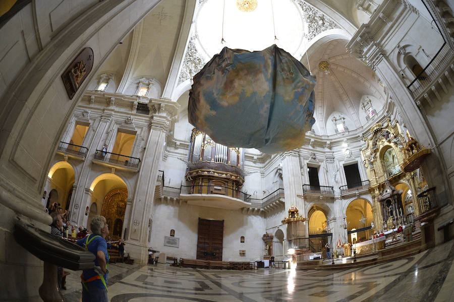 Instalan la lona del cielo en la basílica de Santa Maria de Elche