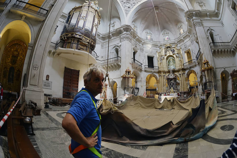 Instalan la lona del cielo en la basílica de Santa Maria de Elche