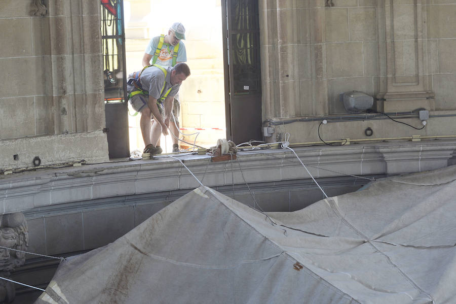 Instalan la lona del cielo en la basílica de Santa Maria de Elche