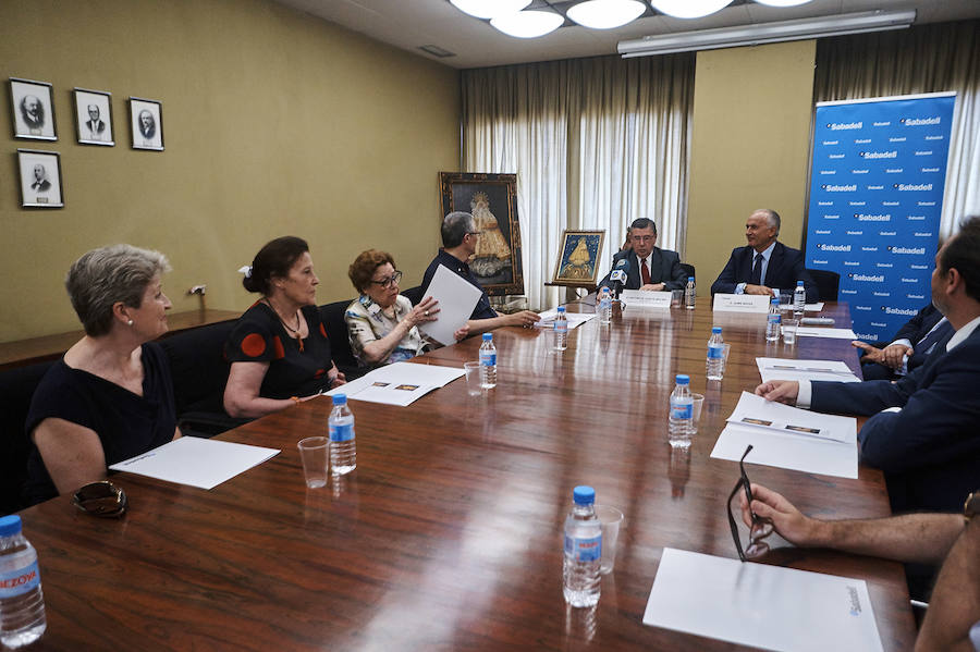 La Archicofradía de Monserrate recibe tres obras con la imagen de la patrona