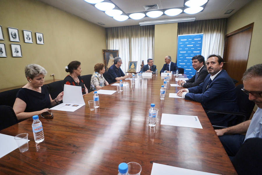 La Archicofradía de Monserrate recibe tres obras con la imagen de la patrona