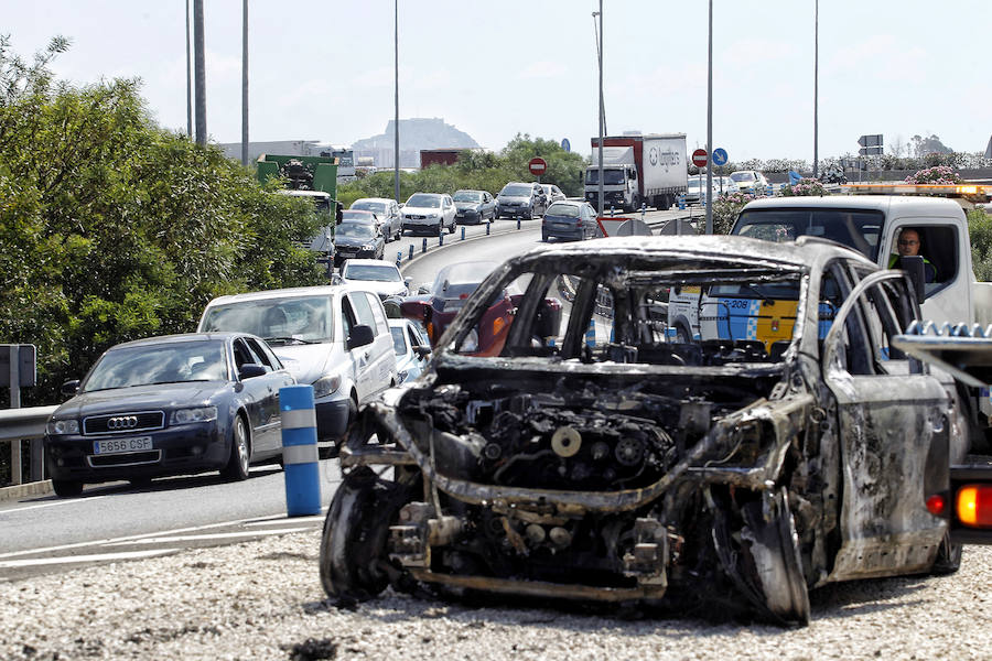 Incendio de un coche en la A-7, salida de Alicante