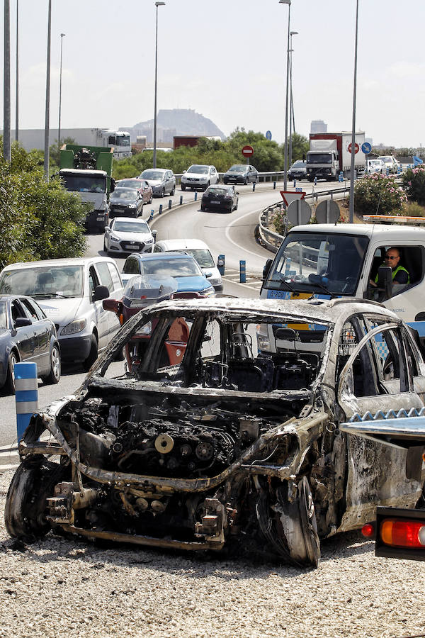 Incendio de un coche en la A-7, salida de Alicante